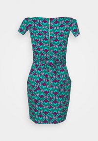Robe à épaules dénudées avec un motif floral turquoise, rose et violet. Dotée d'une fermeture éclair au dos et d'une ceinture à nouer à la taille. Manches courtes.