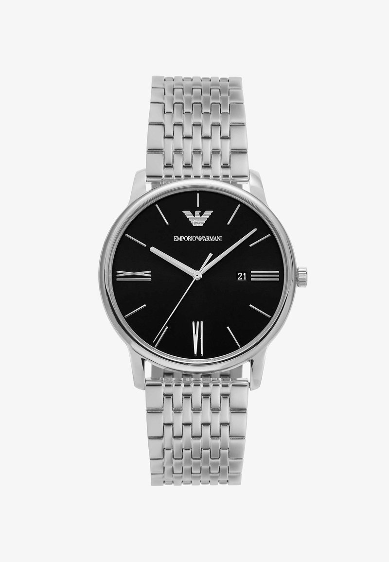 Reloj de pulsera de metal plateado con esfera negra, marcadores de horas romanos y de barra plateados, tres agujas, ventana de fecha a las 3 en punto y logotipo de Emporio Armani a las 12.