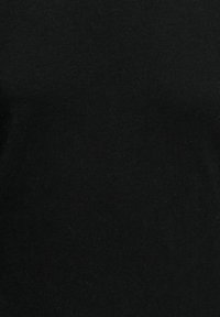 Svart bomullst-skjorte med kort erme, en jevn tekstur og rund hals. Ingen synlige mønstre eller dekorasjoner.