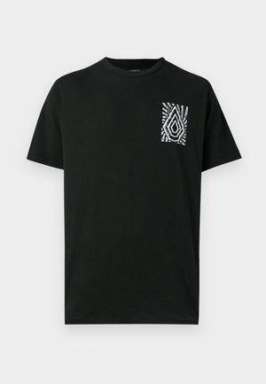 Μαύρο βαμβακερό t-shirt με κοντά μανίκια και μπροστινή τσέπη με λευκό αφηρημένο σχέδιο. Κλασικός σχεδιασμός με στρογγυλή λαιμόκοψη.