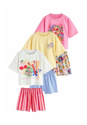 Trys spalvingi vaikų marškinėliai trumpomis rankovėmis ir derančios šortų komplektai su vaisių ir omarų spaudiniais ant pastelinės rožinės, geltonos ir baltos spalvos marškinėlių.