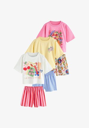 Trys spalvingi vaikų marškinėliai trumpomis rankovėmis ir derančios šortų komplektai su vaisių ir omarų spaudiniais ant pastelinės rožinės, geltonos ir baltos spalvos marškinėlių.