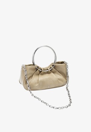 Beżowa skórzana torebka z okrągłym, srebrnym uchwytem i odpinanym srebrnym łańcuszkiem, górnym designem z marszczeniem i małym logo na środku przodu.