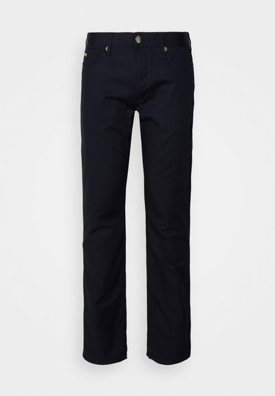 Pantalones negros de corte recto, confeccionados en tejido liso. Incluyen bolsillos delanteros y traseros, cierre de botón y trabillas para cinturón.