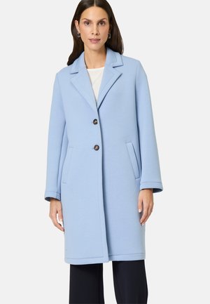 Manteau bleu clair à manches longues avec un col cranté, deux poches avant et une fermeture à deux boutons, fabriqué dans un tissu doux et structuré.