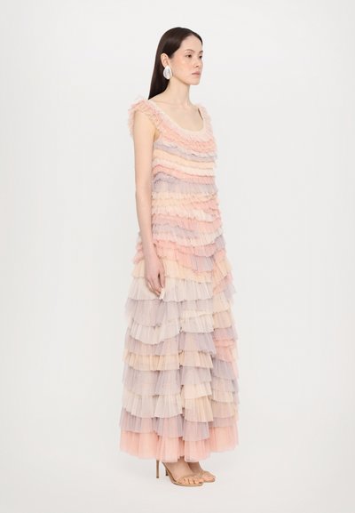 Bloemige gelaagde jurk met zachte pastelkleuren. Gemaakt van gelaagd stof in roze en lavendeltinten. Heeft een ronde halslijn en een mouwloos ontwerp.