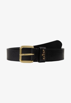 Ceinture en cuir noir avec boucle rectangulaire dorée, avec le logo Levi's embossé sur la boucle en cuir près de la boucle.