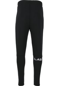 Sorte træningsleggings med en tætsiddende design, lavet af strækbart materiale, med et hvidt logo på nederste venstre side og en elastisk talje.