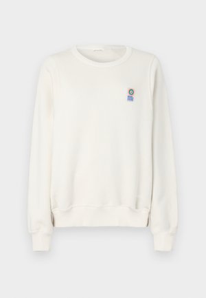 Hvid crewneck sweatshirt lavet af blødt stof. Har ribbet krave, manchetter og søm. Lille flerfarvet logo-patch på venstre bryst.