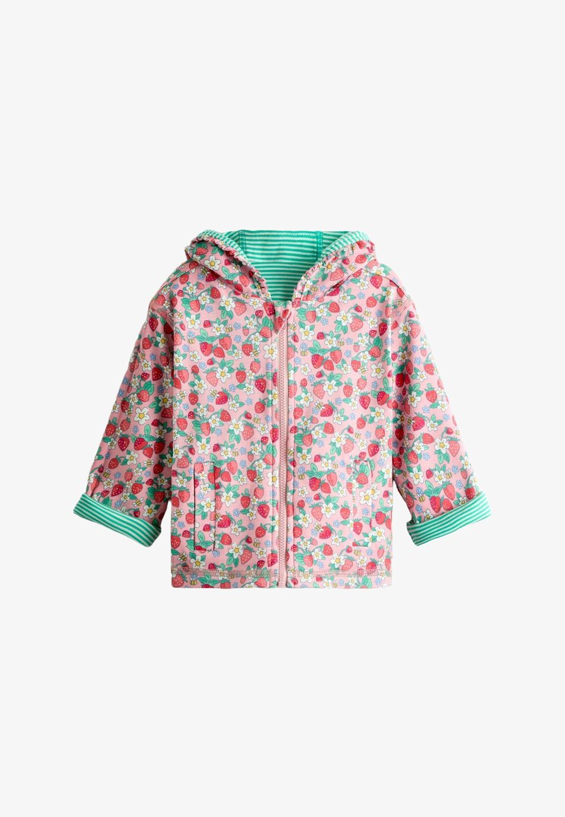 Rozā toddlers kapuce ar zemeņu un ziedu rakstu, priekšējā rāvējslēdzēja un zaļām svītrainām oderēm un aprocēm.