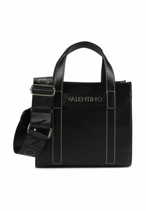 Bolso de piel negro con forma estructurada, costuras blancas y logo en relieve. Cuenta con dos asas superiores y una correa de hombro desmontable.