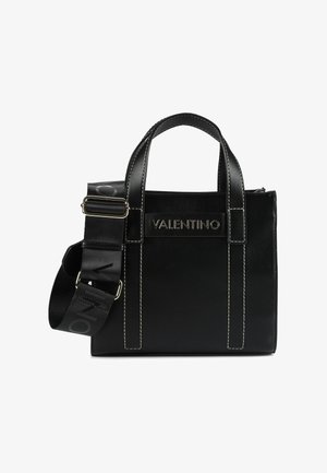 Sac à main en cuir noir avec une forme structurée, une couture blanche et un logo embossé. Comprend deux poignées supérieures et une bandoulière amovible.