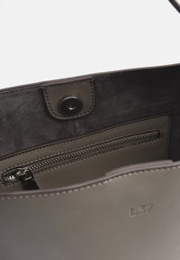 L37 Skuldertasker - grey