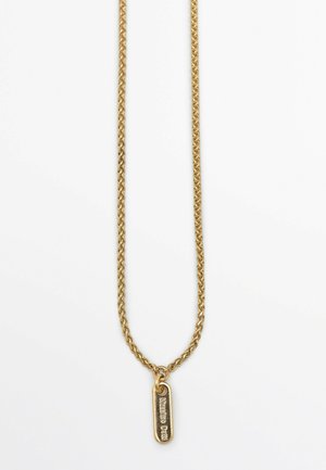 Zlatý řetízek s malým obdélníkovým přívěskem s rytím "Massimo Dutti" na bílém pozadí.