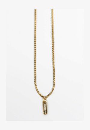 Collana con catenina d'oro e piccolo ciondolo rettangolare inciso con la scritta "Massimo Dutti" su sfondo bianco.