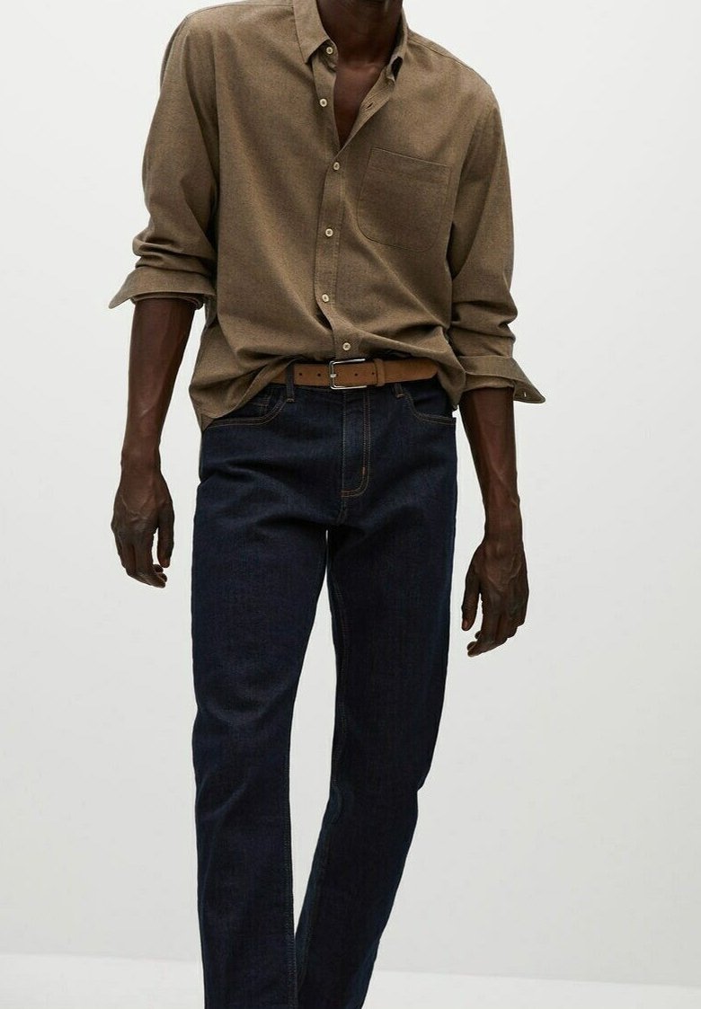 Bruine overhemden met knopen en een borstzak, gecombineerd met donkerblauwe denim jeans en een bruin lederen riem. Getextureerde stof en relaxte pasvorm.