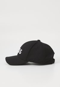 Fekete poliészter baseball sapka, ívelt billentővel, állítható pánttal és fehér hímzett szöveggel az elején.