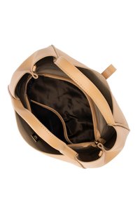 Borsa a spalla in pelle beige con chiusura zip, tasche interne e texture liscia. Interno foderato in tessuto scuro con un sottile motivo logo.