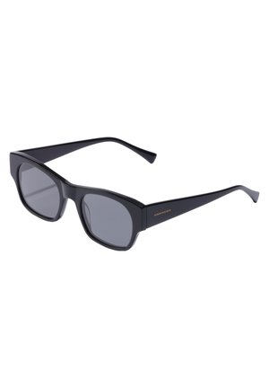 Gafas de sol rectangulares negras con lentes grises, hechas de plástico, con patas elegantes y un sutil logo dorado en un lado.