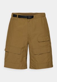 Cargo shorts i khaki, med elastisk midjebånd og svart belte, to sidelommer og to cargo lommer med klaff-lukking.