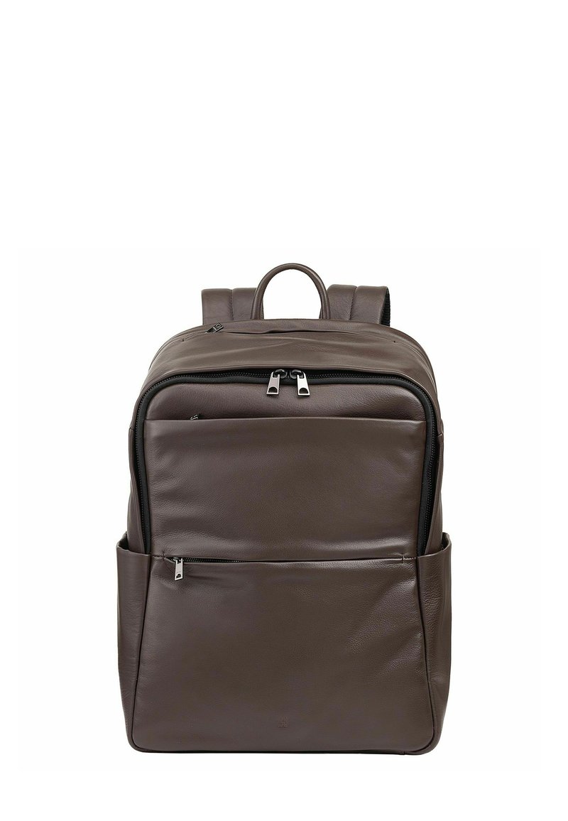 Brauner Leder-Rucksack mit strukturiertem Design, zwei verstellbaren Schulterriemen, vorderen Reißverschlussfächern und einem Tragegriff an der Oberseite.