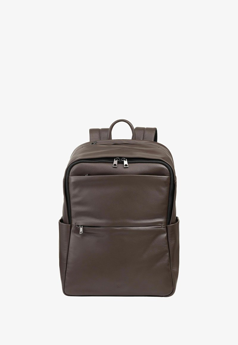 Sac à dos en cuir marron avec un design structuré, deux bretelles réglables, poches zippées à l'avant et une poignée de transport supérieure.