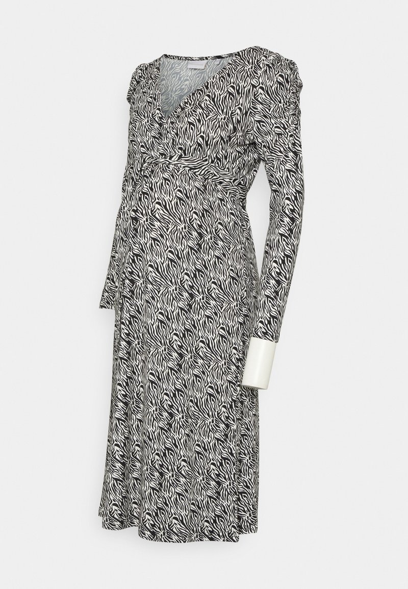 Vestido de maternidade com padrão de zebra em preto e branco, mangas longas, um design envolvente e uma cintura ajustada com detalhes de babados.