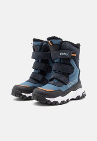 Niebieskie i czarne buty mają wodoodporną cholewkę z Gore-Tex, trzy rzepy oraz wytrzymałą gumową podeszwę z teksturowanym wzorem zapewniającym przyczepność.