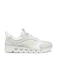 Zapatilla gris claro que presenta una mezcla de paneles lisos y texturizados, punta redondeada, suela acolchada con cortes y sistema de cordones.