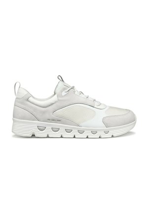 Zapatilla gris claro que presenta una mezcla de paneles lisos y texturizados, punta redondeada, suela acolchada con cortes y sistema de cordones.
