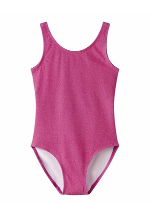 Kostium kąpielowy jednoczęściowy bez rękawów, wykonany z teksturowanej jasnoróżowej tkaniny, z dekoltem w kształcie litery U i umiarkowanym wycięciem przy nogawkach.