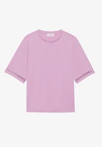 Růžové tričko s krátkým rukávem vyrobené z měkké bavlny, s krajkovými detaily na rukávech a kulatým výstřihem. Čistý, minimalistický design.