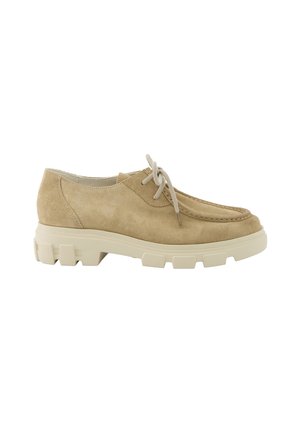 Beige Wildleder Schnürschuh mit klobiger off-white Gummisohle und Mokassinähnlichen Nähten, fotografiert vor einem weißen Hintergrund.