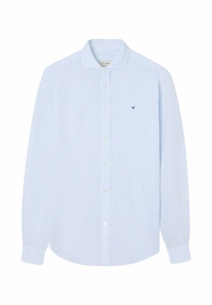 Camisa azul claro de manga larga con botones, con sutiles rayas verticales y pequeño logo bordado en el pecho izquierdo.