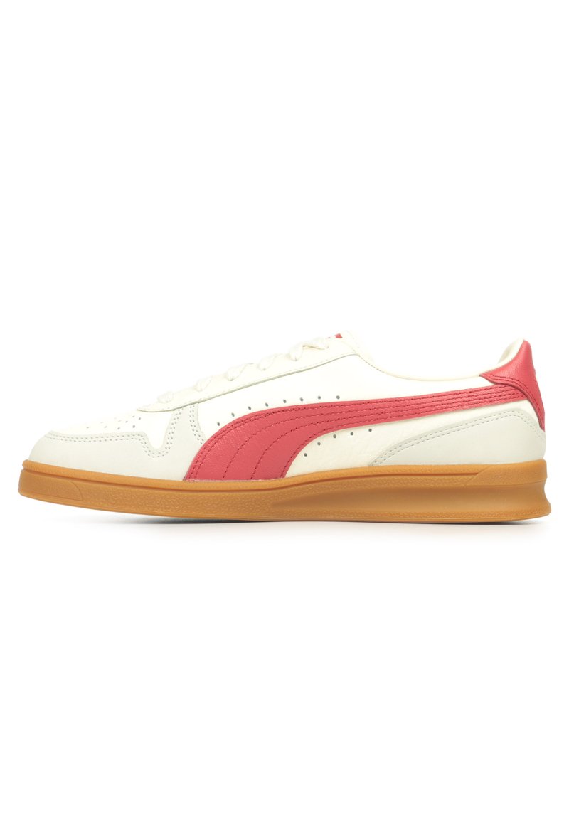 Sneakers bianchi in pelle con una striscia rosa e dettagli perforati, dotati di una suola in gomma marrone e un design tradizionale con lacci.