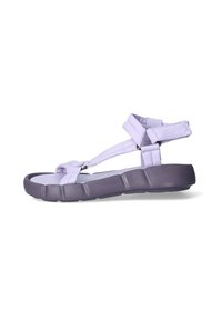 Sandal in viola da esterno con suola testurizzata e flessibile. Presenta cinturini imbottiti e un design sicuro per la caviglia. Forma leggera e minimalista.