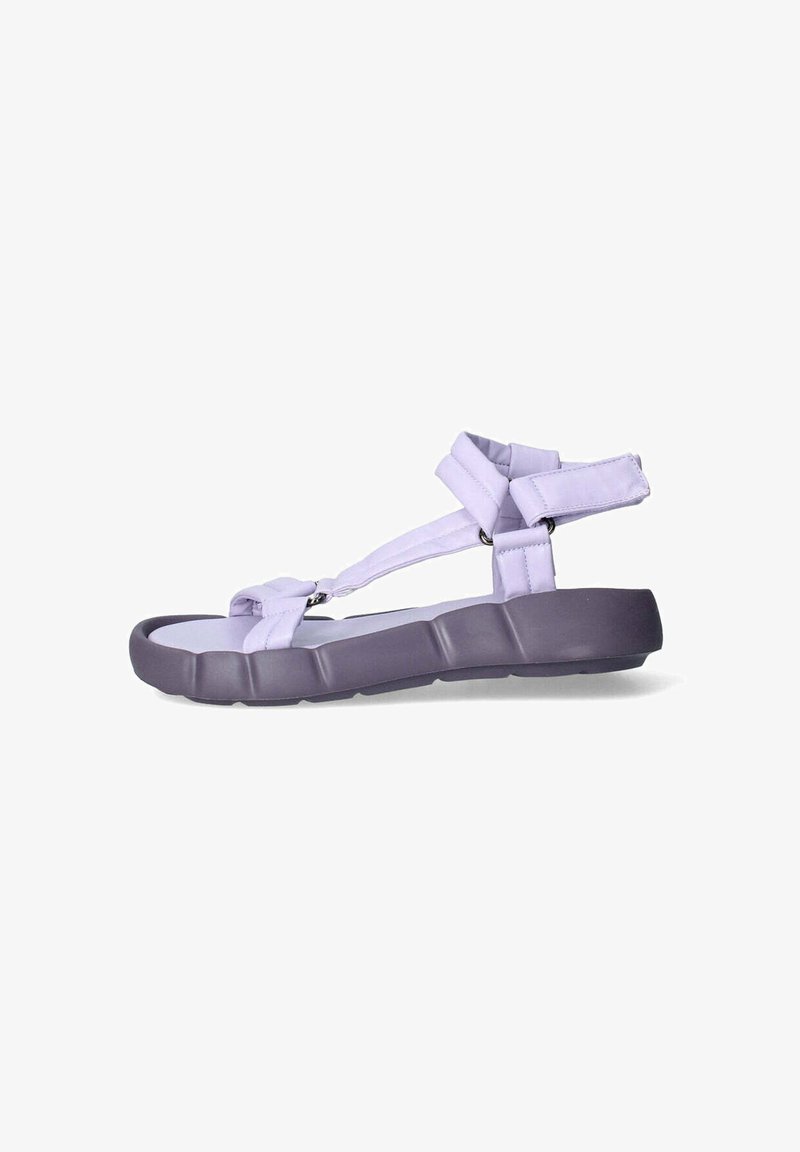 Sandal in viola da esterno con suola testurizzata e flessibile. Presenta cinturini imbottiti e un design sicuro per la caviglia. Forma leggera e minimalista.