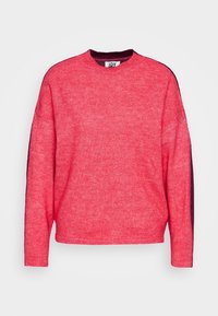 Roter Pullover mit rundem Halsausschnitt und langen Ärmeln. Mit kontrastierenden dunklen Akzenten entlang der Ärmel. Weiche Strickqualität.