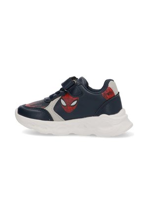 Zapatilla infantil en azul marino y blanco con gráficos rojos de la cara de Spider-Man, suela blanca y una correa de velcro para abrochar.