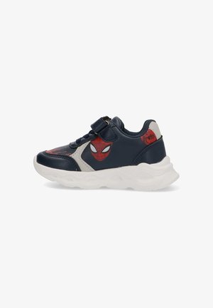 Zapatilla infantil en azul marino y blanco con gráficos rojos de la cara de Spider-Man, suela blanca y una correa de velcro para abrochar.