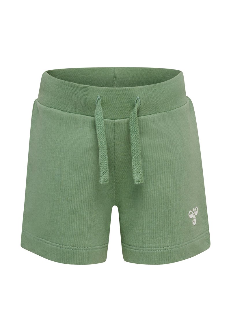 Gröna bomullsshorts med elastisk midja, dragsko och liten broderad logotyp på vänster sida. Slät textur och avslappnad design.