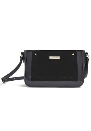Zwarte crossbodytas met verstelbare riem, rechthoekige vorm, voorvak met klep en metalen merkplaat met de tekst "River Island."