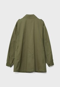 Veste longue à manches longues de couleur vert olive avec un col, des poignets boutonnés et des coudières visibles, vue de dos.