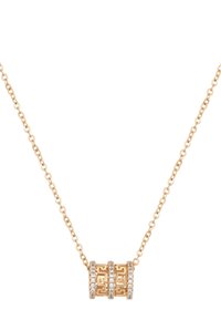Gouden halsketting met een gestructureerde ketting, voorzien van een centraal gouden hanger versierd met drie rijen heldere kristallen en een geometrisch patroon.