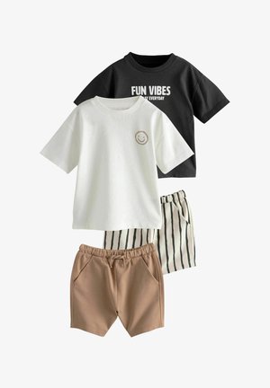 Set aus drei Kinderbekleidungsstücken: ein schwarzes T-Shirt mit weißem Text, ein weißes T-Shirt mit einem Smiley und beigen elastischen Shorts. Gestreifte Shorts sind ebenfalls enthalten.