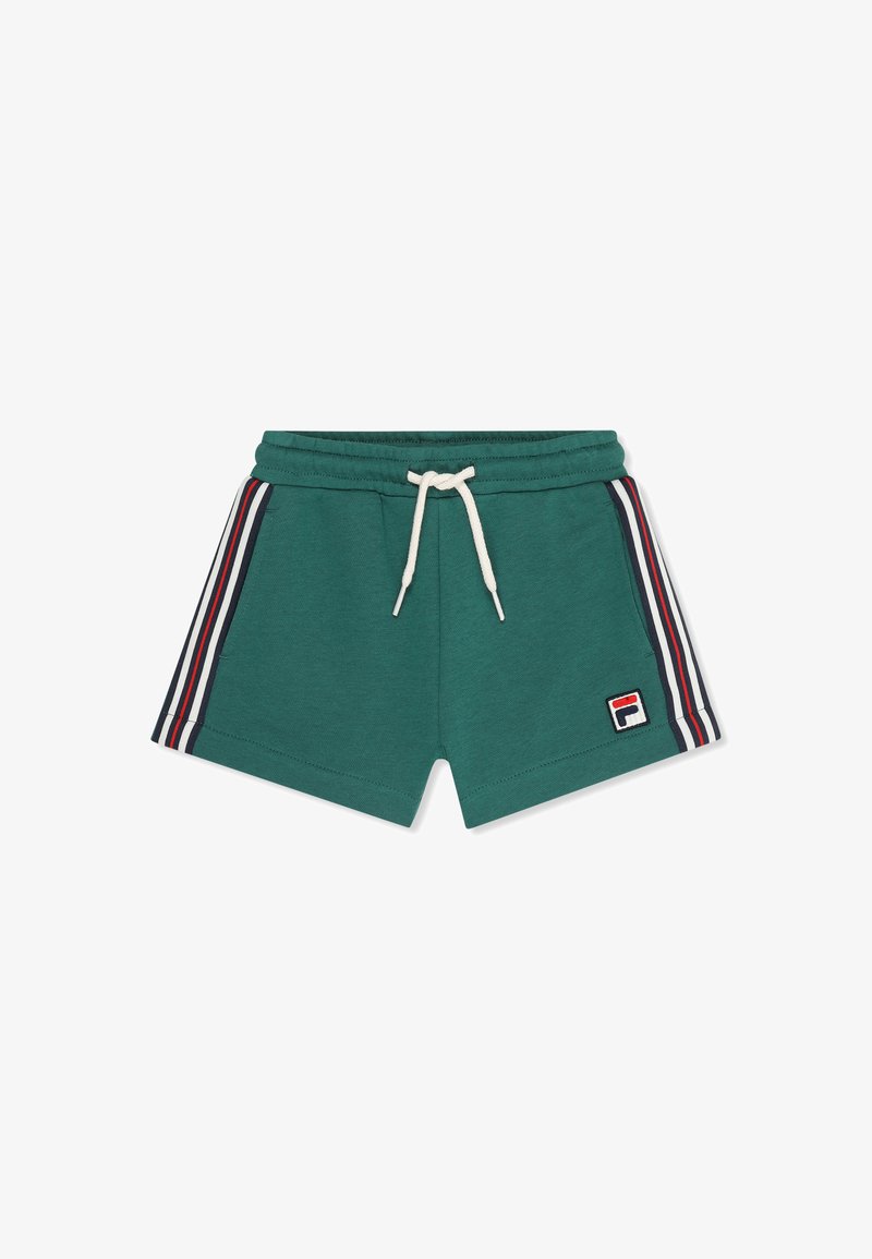 Pantalones cortos deportivos verdes con cordón blanco, franjas laterales en rojo, blanco y negro, y un parche de logo rectangular en la pierna izquierda.