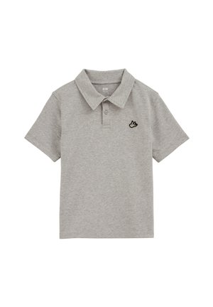 Polo gris clair à manches courtes avec deux boutons et un petit emblème d'oiseau noir et blanc sur la poitrine gauche.