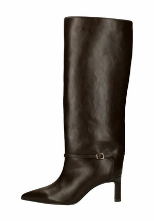 Knöchelhohe braune Lederstiefel mit spitzer Zehenpartie, schlankem Absatz und einem dekorativen Riemen mit einer kleinen Schnalle. Glatte Textur.