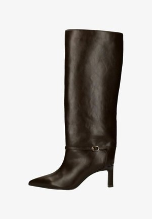 Knee-high bruine leren laarzen met een spitse neus, slanke hak en een decoratieve band met een kleine sluiting. Glad materiaal.