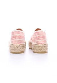 Espadrillas in tessuto a righe rosa con suola in juta intrecciata e rifiniture bianche, caratterizzate da un retro chiuso e una punta aperta.